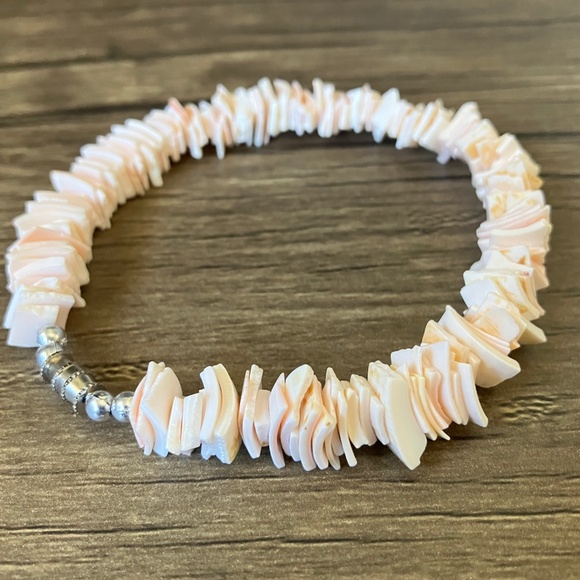 NWOT Pale pink and white shell bracelet beach jewelry - Picture 3 of 5